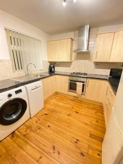 3 Bedroom Terraced House with Free Parkings, Close to City Centre and Transportation Links, at Gateshead, Newcastle upon Tyne - 4
