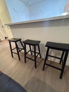 1BR with Queen Bed and Recliner Couch Free Parking - 2