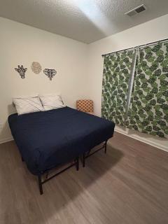 1BR with Queen Bed and Recliner Couch Free Parking - 6