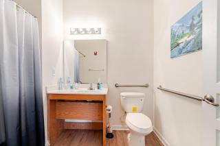 1BR with Queen Bed and Recliner Couch Free Parking - 8