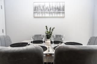 Central Telford Home - Sleeps 8 - Private Parking - Telford - 3