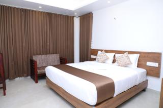 Aura Airport Hotel - 9