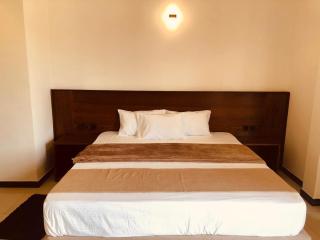 Athupura Hotel - - 8