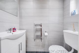 Stylish 2-Bedroom Home with Garden in Leafy Ickenham - Ickenham - 7