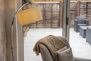 Stylish 2-Bedroom Home with Garden in Leafy Ickenham - 6