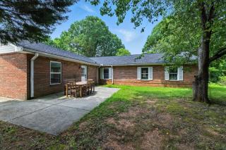 Family Getaway 9BR Open-Concept Retreat home - Bethania Station - 6