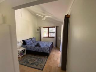 Sandy Beach Bungalow - Female Fruit Pickers Boutique Hostel Accomodation - - 7