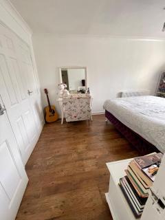 Adorable Hackney Flat with Balcony - 4