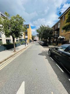 Adorable Hackney Flat with Balcony - 1