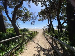 Sandy Beach Bungalow - Female Fruit Pickers Boutique Hostel Accomodation - - 8