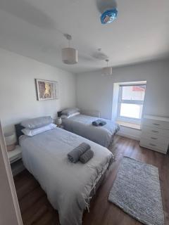 4 Bedroom- 5 Bathroom Central Builth Townhouse - 1