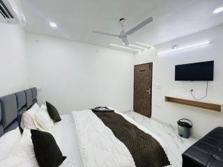 Scorpio Inn Couple Friendly Stay In Dashrathpuri - New Delhi - 3