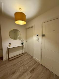 Great Quiet & Brand New Flat With Great Transport Links in Bushey - - 5