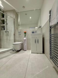Great Quiet & Brand New Flat With Great Transport Links in Bushey - 3
