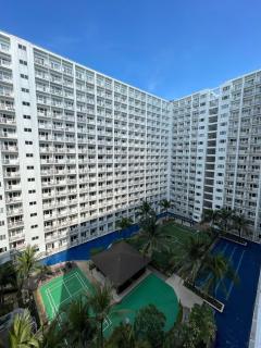 Cozy Room in Modern Paraaque Condo with 2 Bedrooms - 1