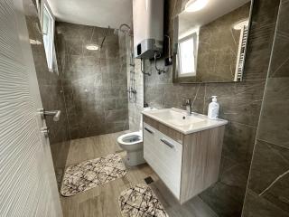 Rijeka Villa - Spacious 4BR with Jacuzzi and Pool - Kijevo - 3