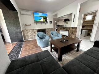Rijeka Villa - Spacious 4BR with Jacuzzi and Pool - Kijevo - 9