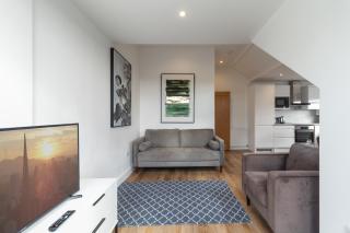 Private Apartments & En-suite Double Rooms - 5 Minute Walk to Hendon Central Station - Reach Central London in just 21 Minutes - 2