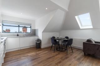 Private Apartments & En-suite Double Rooms - 5 Minute Walk to Hendon Central Station - Reach Central London in just 21 Minutes - 5