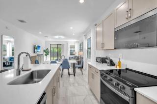 Royal Palm Gateway - Spacious Family Retreat in Sunny Homestead - 3