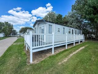 Beautiful Caravan With Decking And Free Wi-Fi At Broadland Sands Ref 20372Bs - 0