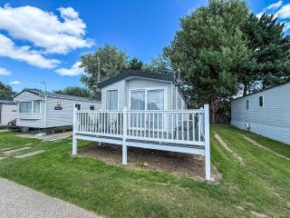 Beautiful Caravan With Decking And Free Wi-Fi At Broadland Sands Ref 20372Bs - Hopton on Sea - 5