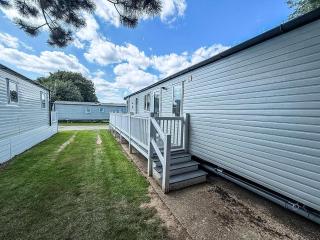 Beautiful Caravan With Decking And Free Wi-Fi At Broadland Sands Ref 20372Bs - 4