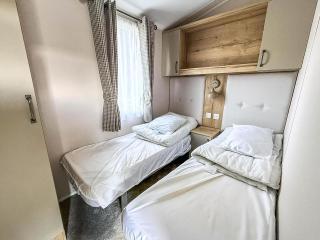 Beautiful Caravan With Decking At Broadland Sands Ref 20372Bs - 4