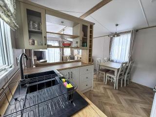 Beautiful Caravan With Decking And Free Wi-Fi At Broadland Sands Ref 20372Bs - 3