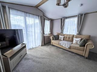 Beautiful Caravan With Decking And Free Wi-Fi At Broadland Sands Ref 20372Bs - 2