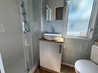 Beautiful Caravan With Decking And Free Wi-Fi At Broadland Sands Ref 20372Bs - 5