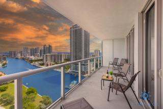 Balcony with Infinite Views - Poolside Comfort - 0