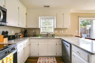 6 Mi to Med District Greenville Home with Yard - Winterville - 2