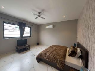 The Sharon Close Apartments - 3