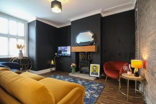 Dog-Friendly Neston Home with Garden Retreat by Rework Accommodation - 0