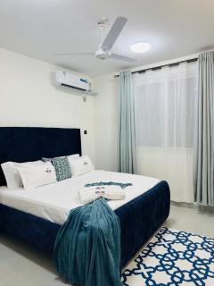 Serenum -bright 2BR with AC, pool, close to Beach - 6