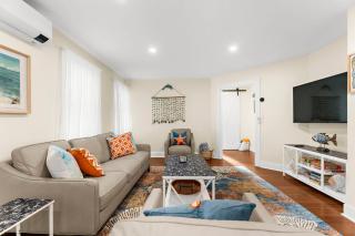 Whalers Rest A Bright and Historic 2BR Flat in Stonington Borough - Stonington - 2