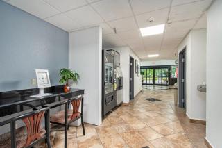 Days Inn & Suites by Wyndham Mt Pleasant - Mount Pleasant - 1