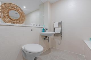 2 Bed, 2 Bath New Build Apartment next to Albert Dock Liverpool & M&S Bank Arena - With Juliet Balcony - Monarchs Quay Arena Apartments - Close to Liverpool ONE Shopping, Exhibition Centre Liverpool, Pullman Hotel, Bars & Restaurants - Liverpool - 7