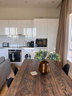 Upmarket 2 Bedroom Apartment Sea & Mountain View - 1