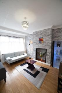 3 Bed Pet Friendly Home, With BBQ - Dartford - 0