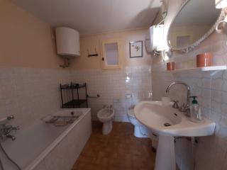 Cozy 2-Bedroom Apartment - 4