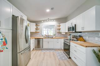 Tee Off and Soak Up Sun! Airy Englewood Gem with Yard - 8