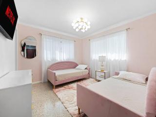 Little Palm House Tropical Escape - 3