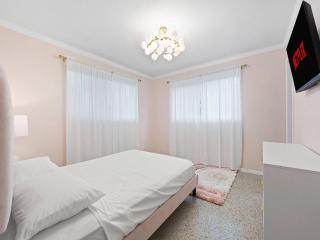 Little Palm House Tropical Escape - 5