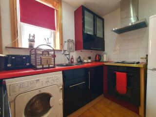 F1 MAISON 108 - Holiday Home - Full Kitchen - Street FREE PARKING, NETFLIX - 68Mbps BT WIFI - DVD's - Welcome Tray - By Corner from Gavin n Stacey Film House - Barry - 4