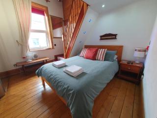 F1 MAISON 108 - Holiday Home - Full Kitchen - Street FREE PARKING, NETFLIX - 68Mbps BT WIFI - DVD's - Welcome Tray - By Corner from Gavin n Stacey Film House - Barry - 6