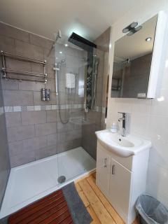 F1 MAISON 108 - Holiday Home - Full Kitchen - Street FREE PARKING, NETFLIX - 68Mbps BT WIFI - DVD's - Welcome Tray - By Corner from Gavin n Stacey Film House - Barry - 1
