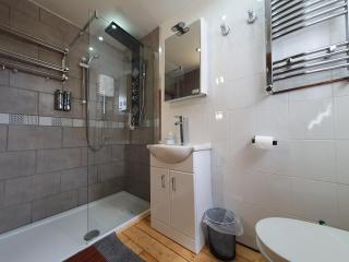 F1 MAISON 108 - Holiday Home - Full Kitchen - Street FREE PARKING, NETFLIX - 68Mbps BT WIFI - DVD's - Welcome Tray - By Corner from Gavin n Stacey Film House - Barry - 5