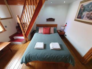 F1 MAISON 108 - Holiday Home - Full Kitchen - Street FREE PARKING, NETFLIX - 68Mbps BT WIFI - DVD's - Welcome Tray - By Corner from Gavin n Stacey Film House - Barry - 7